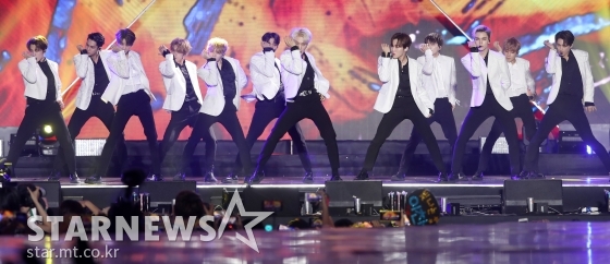 2019 아시아 아티스트 어워즈 인 베트남에서 대상 올해의 앨범 부문을 수상한 세븐틴의 무대 / 사진=김휘선 기자 hwijpg@