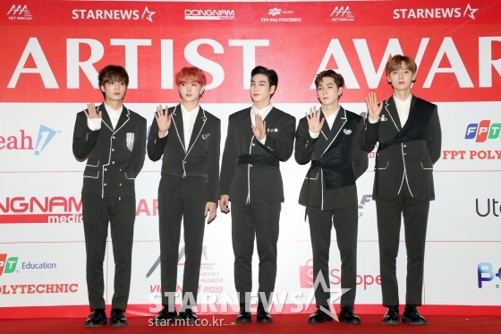 그룹 뉴이스트가 지난해 11월 베트남 하노이 미딩 국립경기장에서 스타뉴스 주최로 열린 '2019 아시아 아티스트 어워즈 인 베트남(2019 Asia Artist Awards in Vietnam)'에 참석해 포즈를 취하고 있다. / 사진=하노이(베트남)=이기범 기자 leekb@