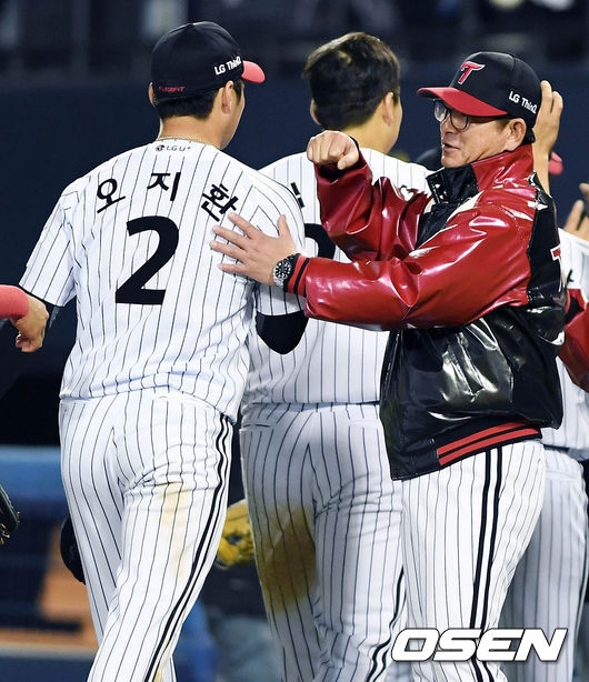 류중일 감독(오른쪽)이 오지환을 격려하고 있다.