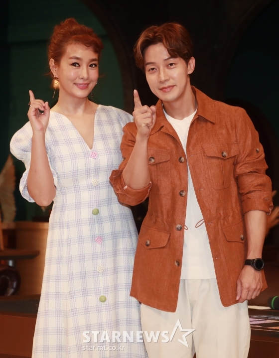 MC 김원희, 허경환이 3일 오전 경기 고양시 EBS 본사에서 진행된'돈이되는 토크쇼 머니톡' 기자간담회에 참석해 포즈를 취하고 있다. / 사진=이동훈 기자 photoguy@