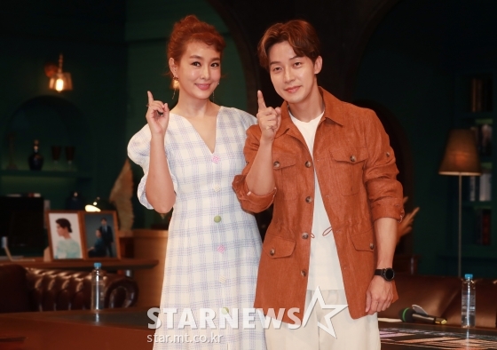 MC 김원희, 허경환이 3일 오전 경기 고양시 EBS 본사에서 진행된 '돈이되는 토크쇼 머니톡' 기자간담회에 참석해 포즈를 취하고 있다. / 사진=이동훈 기자 photoguy@