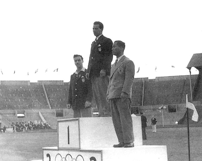 1948년 런던 올림픽에서 대한민국 최초 올림픽 메달을 획득한 김성집 선수(오른쪽). 역도에서 동메달을 땄다. /사진=대한체육회