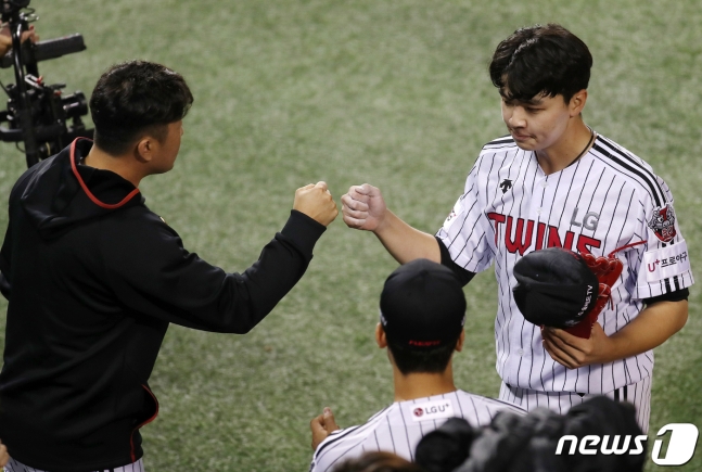 19세 루키 LG 이민호(오른쪽). /사진=뉴스1