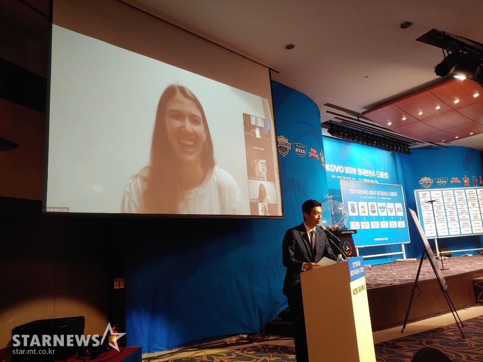 GS칼텍스 러츠가 4일 청담동 리베라호텔에서 열린 2020 KOVO 여자부 외국인드래프트 행사에 영상통화로 연결해 소감을 전하고 있다. /사진=한동훈 기자