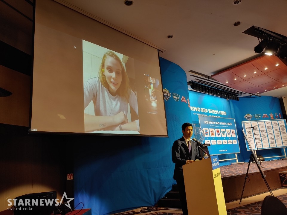 루시아가 4일 청담동 리베라호텔에서 열린 2020 KOVO 여자부 외국인선수 드래프트서 흥국생명에 지명된 후 영상통화 인터뷰를 진행하고 있다. /사진=한동훈 기자