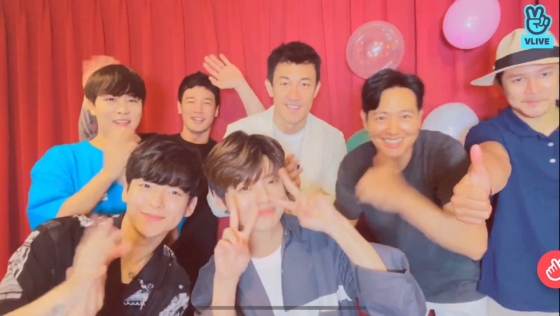시계방향으로 뒤부터 자리, 우일, 한정수, 장석현, 오병진, 지진석, 우리