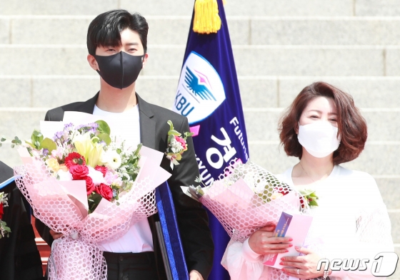 가수 임영웅이 5일 모교 경복대를 빛낸 공로로 경복대 우당대상을 수상했다. 어머니와 함께 한 임영웅의 모습 /사진=뉴스1