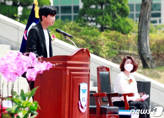 가수 임영웅이 우당대상 수상 소감을 밝히고 있다. 어머니 이현미 씨가 아들의 모습을 흐뭇하게 바라보고 있다. /사진=뉴스1
