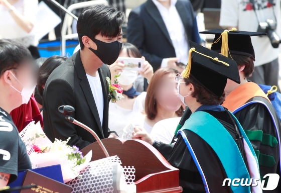 가수 임영웅이 경복대 관계자들과 인사하고 있는 모습 /사진=뉴스1