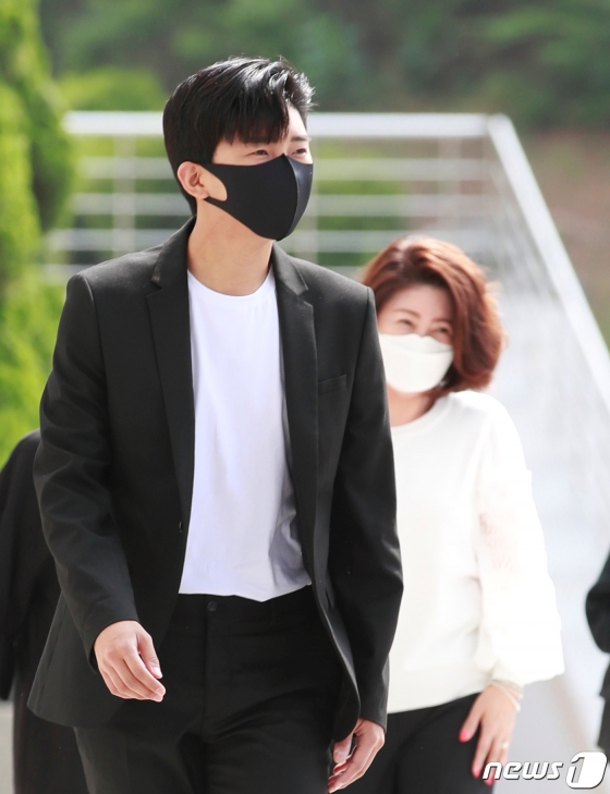 가수 임영웅과 뒤를 따르는 어머니. /사진=뉴스1