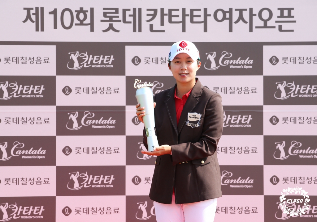 김효주가 우승 트로피를 들고 포즈를 취하고 있다. /사진=KLPGA 제공
