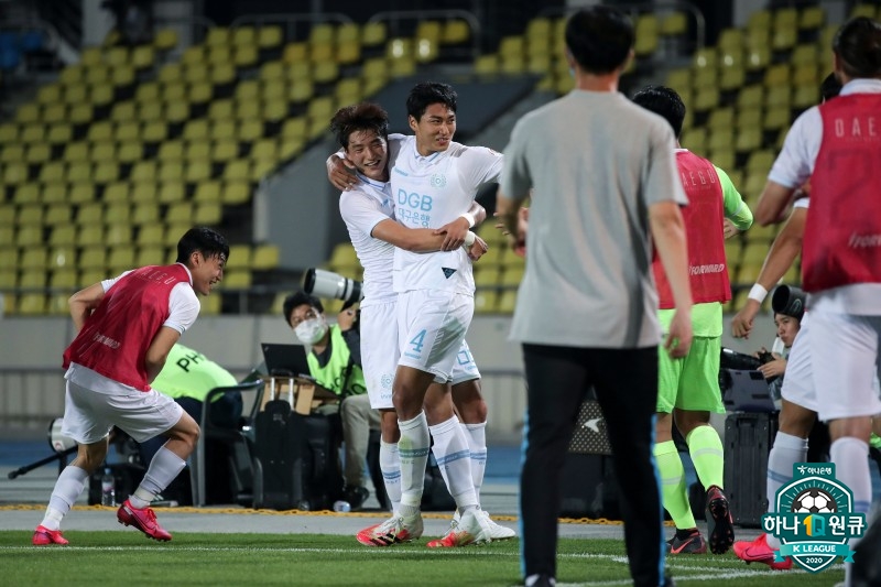 정태욱의 골이 터진 뒤 기뻐하는 대구 선수단. /사진=한국프로축구연맹 제공