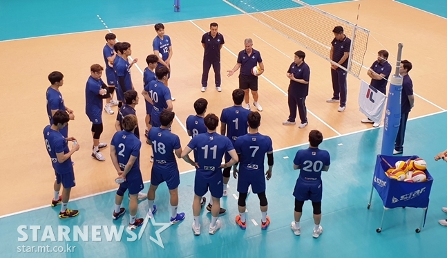 산틸리 감독이 훈련 도중 선수들에게 지시를 내리고 있다./사진=심혜진 기자