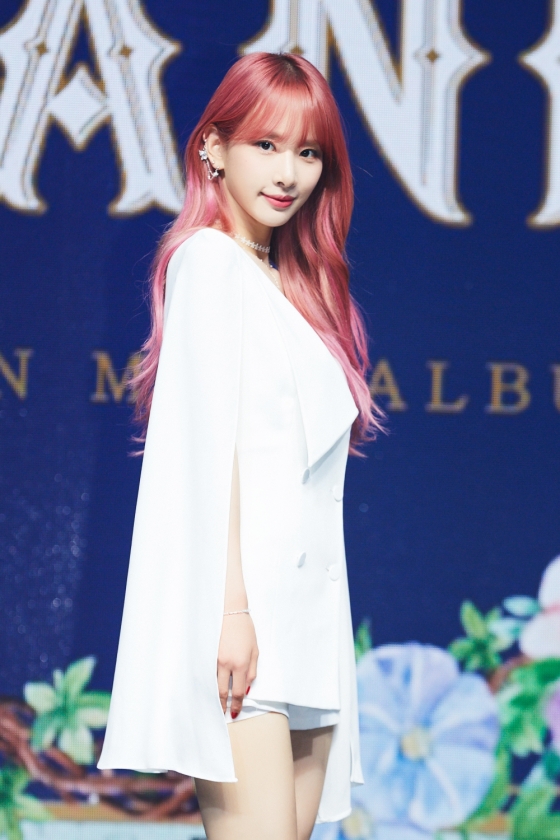 걸그룹 우주소녀 설아가 9일 오후 온라인 생중계로 진행돤 ‘Neverland’ 발매 기념 미디어 쇼케이스에 참석해 포즈를 취하고 있다. /사진제공=스타쉽엔터테인먼트