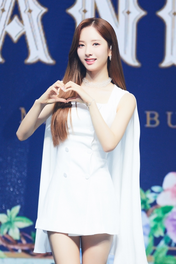 걸그룹 우주소녀 보나가 9일 오후 온라인 생중계로 진행돤 ‘Neverland’ 발매 기념 미디어 쇼케이스에 참석해 포즈를 취하고 있다. /사진제공=스타쉽엔터테인먼트