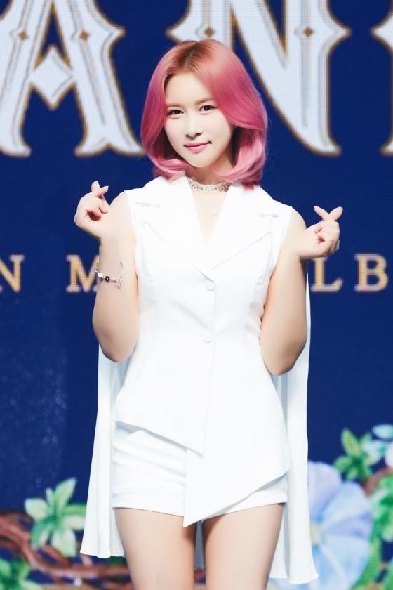 걸그룹 우주소녀 다영이 9일 오후 온라인 생중계로 진행돤 ‘Neverland’ 발매 기념 미디어 쇼케이스에 참석해 포즈를 취하고 있다. /사진제공=스타쉽엔터테인먼트