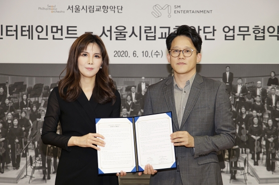 (왼쪽부터) 서울시향 강은경 대표이사, SM 이성수 대표이사 /사진제공=SM엔터테인먼트