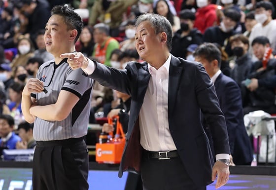 울산 현대모비스의 유재학(오른쪽) 감독. /사진=KBL