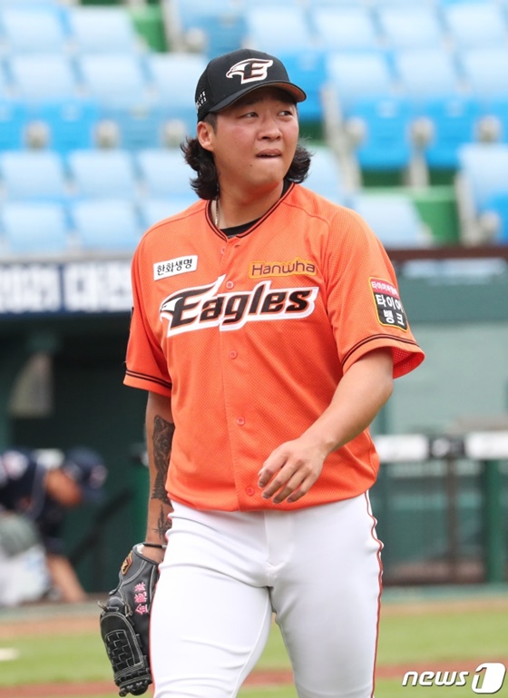 14일 대전 두산전에서 공을 던지고 마운드를 내려오는 김범수. /사진=뉴스1