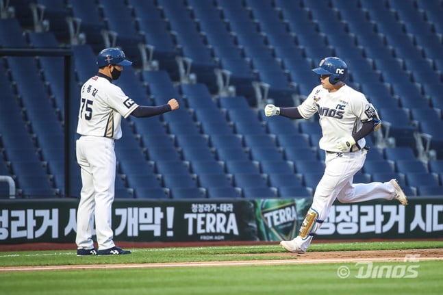 홈런 포함 멀티히트를 기록한 NC 권희동(오른쪽). /사진=NC 다이노스 제공