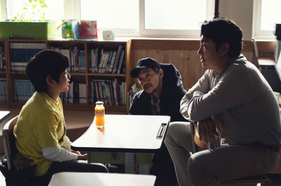 배우들을 지켜보는 정진영 감독/'사라진 시간' 스틸.