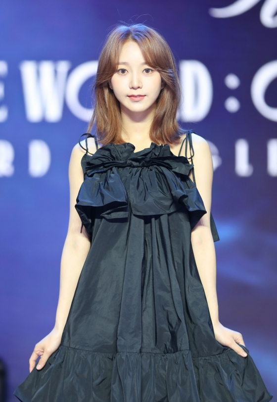 걸그룹 네이처 소희가 17일 오후 온라인 생중계로 진행된 걸그룹 네이처 세 번째 싱글앨범 '네이처 월드 : 코드 엠'(NATURE WORLD : CODE M) 발매 기념 쇼케이스에서 포즈를 취하고 있다. /사진제공=n.CH엔터테인먼트