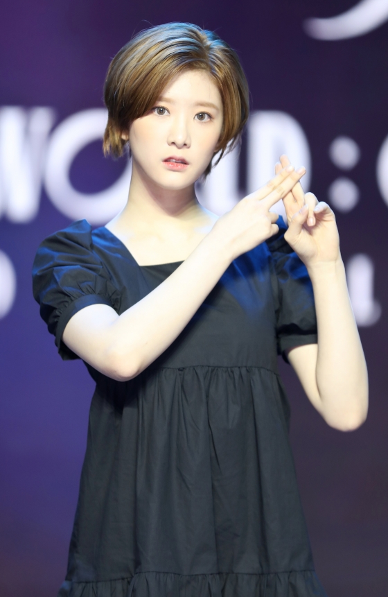 걸그룹 네이처 선샤인이 17일 오후 온라인 생중계로 진행된 걸그룹 네이처 세 번째 싱글앨범 '네이처 월드 : 코드 엠'(NATURE WORLD : CODE M) 발매 기념 쇼케이스에서 포즈를 취하고 있다. /사진제공=n.CH엔터테인먼트