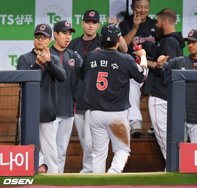 16일 고척 키움전서 홈을 밟고 들어오는 김민수(가운데)를 반기고 있는 허문회 감독(왼쪽).