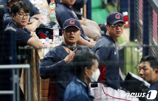 허문회 감독(오른쪽)과 코치진이 투수 교체 사인을 하고 있다. /사진=뉴스1