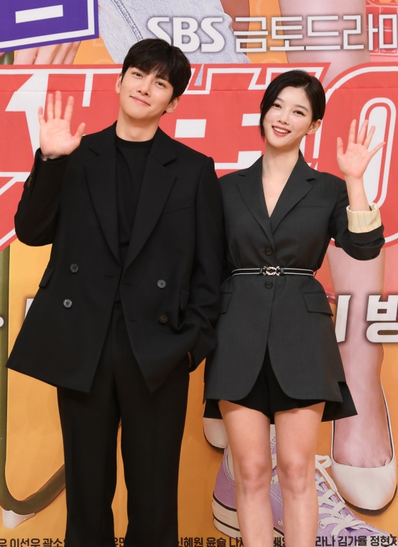 배우 지창욱, 김유정(사진 오른쪽)/사진제공=SBS