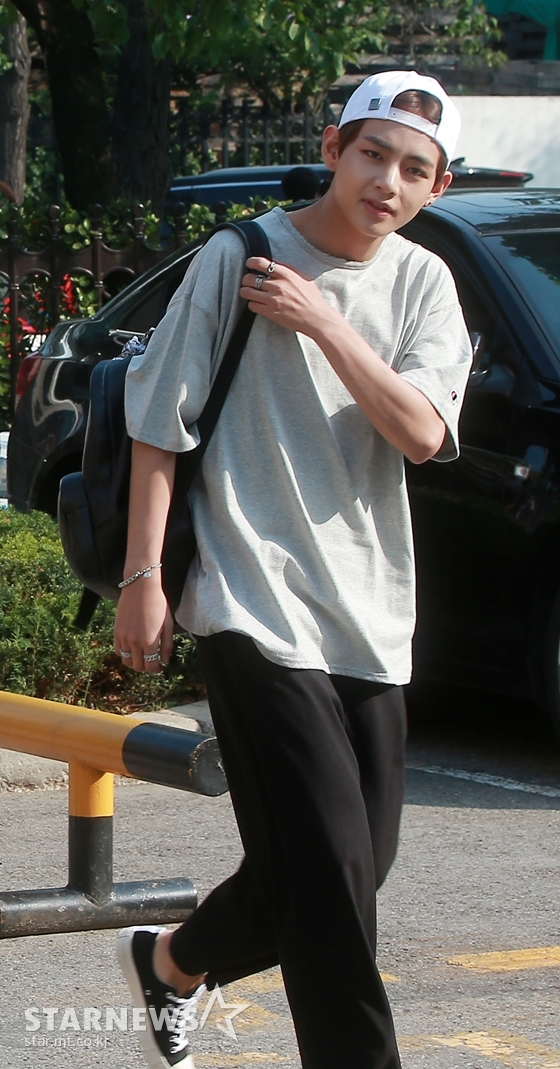 2015년 7월 KBS 2TV '뮤직뱅크' 출근길 방탄소년단 뷔의 모습 /사진=스타뉴스