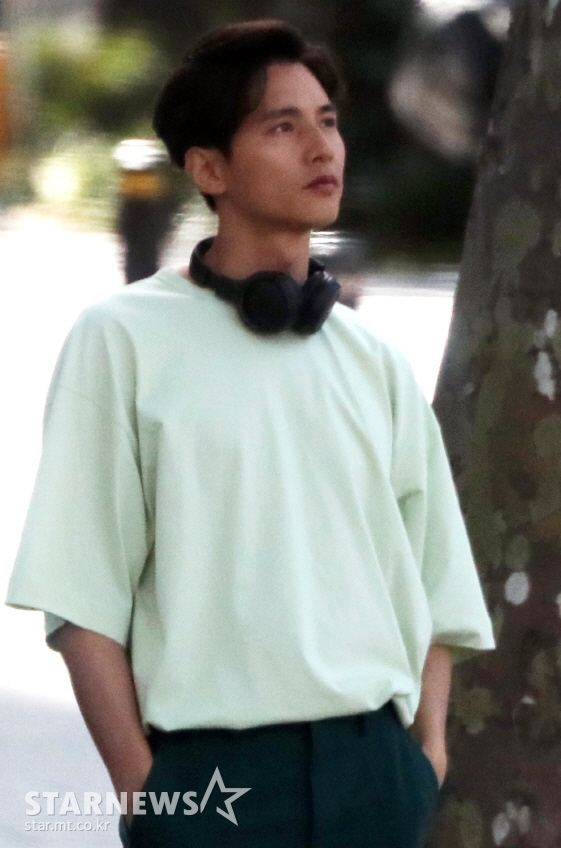 원빈이 지난 5월 서울의 한 거리에서 CF 촬영을 위해 대기하고 있는 모습./사진=임성균 기자