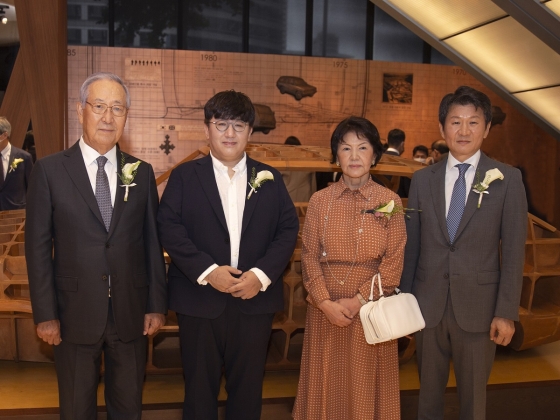 (왼쪽부터) 김철수 포니정재단 이사장, 방시혁 빅히트 엔터테인먼트 의장, 박영자 여사, 정몽규 HDC 회장 /사진제공=포니정재단