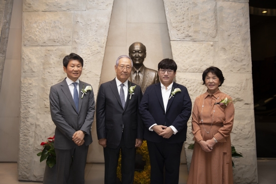 (왼쪽부터) 정몽규 HDC 회장, 김철수 포니정재단 이사장, 방시혁 빅히트 엔터테인먼트 의장, 박영자 여사 /사진제공=포니정재단