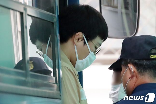 26일 첫 공판을 앞두고 호송버스에서 내리고 있는 왕기춘. /사진=뉴스1