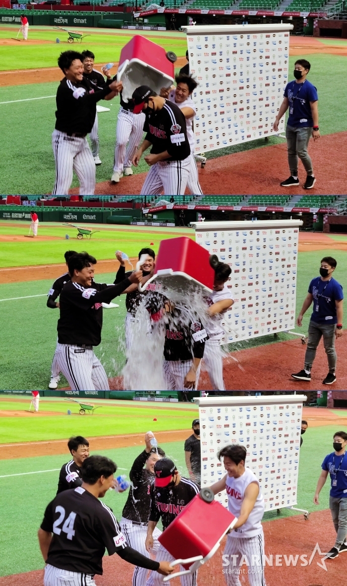 방송 인터뷰가 끝나자 LG 동료들이 정찬헌에게 축하 물 세례를 하고 있다. /사진=김우종 기자