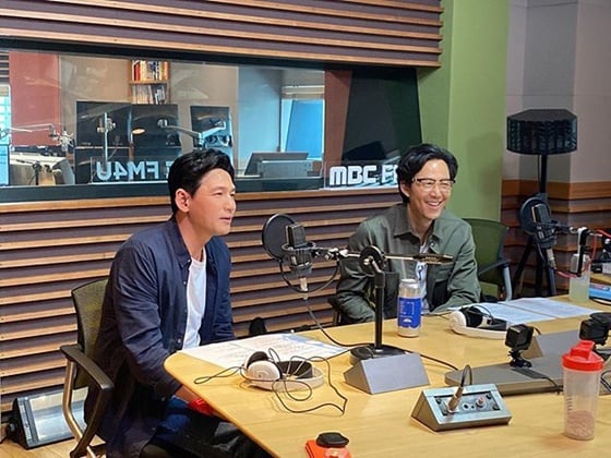 영화 '다만 악에서 구하소서'에 출연하는 배우 황정민, 이정재 /사진=MBC FM4U '정오의 희망곡 김신영입니다' 공식 인스타그램