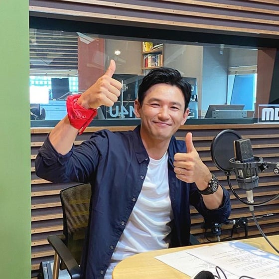 영화 '다만 악에서 구하소서'에 출연하는 배우 황정민 /사진=MBC FM4U '정오의 희망곡 김신영입니다' 공식 인스타그램