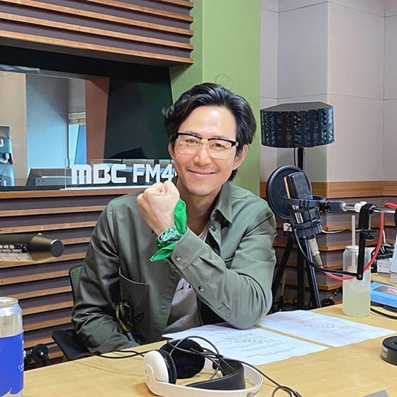 영화 '다만 악에서 구하소서'에 출연하는 배우 이정재 /사진=MBC FM4U '정오의 희망곡 김신영입니다' 공식 인스타그램