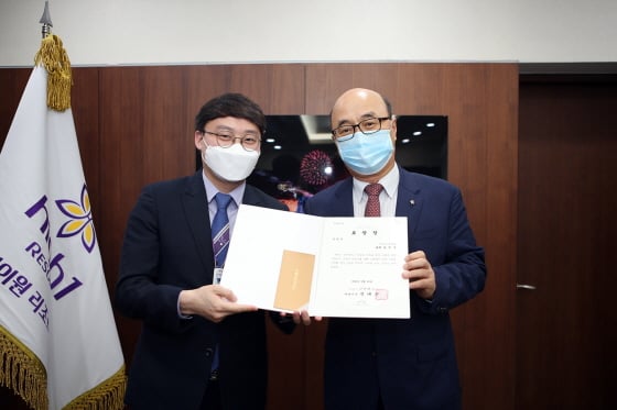강원랜드 직원이 모범사원 상을 수상하고 있다/사진제공=강원랜드