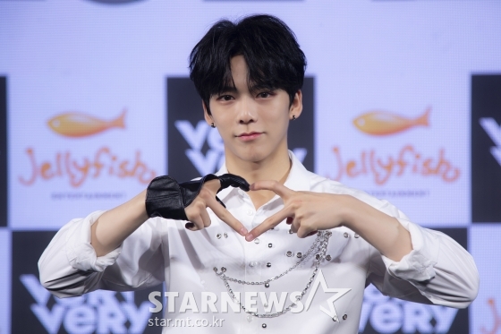 그룹 베리베리 민찬이 1일 오후 온라인 생중계로 진행된 네 번째 미니앨범 '페이스 유'(FACE YOU) 발매 쇼케이스에서 포즈를 취하고 있다. /사진제공=젤리피쉬엔터테인먼트