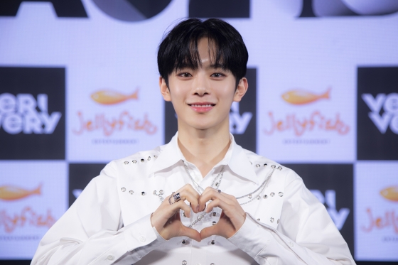 그룹 베리베리 강민이 1일 오후 온라인 생중계로 진행된 네 번째 미니앨범 '페이스 유'(FACE YOU) 발매 쇼케이스에서 포즈를 취하고 있다. /사진제공=젤리피쉬엔터테인먼트