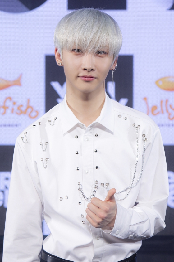 그룹 베리베리 호영이 1일 오후 온라인 생중계로 진행된 네 번째 미니앨범 '페이스 유'(FACE YOU) 발매 쇼케이스에서 포즈를 취하고 있다. /사진제공=젤리피쉬엔터테인먼트