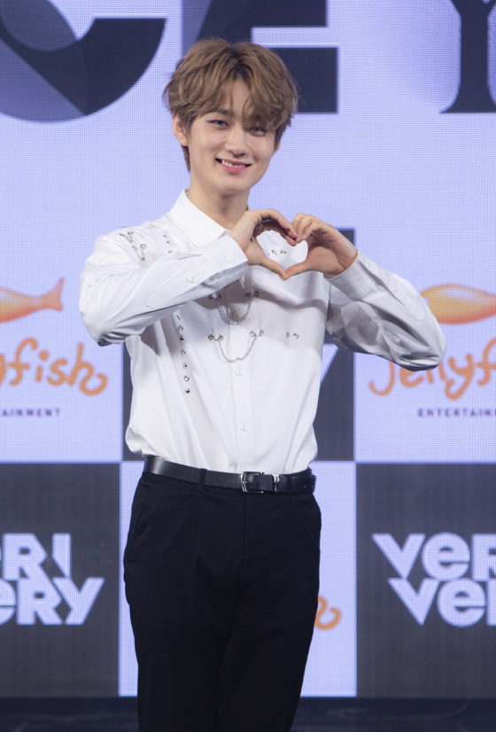 그룹 베리베리 용승이 1일 오후 온라인 생중계로 진행된 네 번째 미니앨범 '페이스 유'(FACE YOU) 발매 쇼케이스에서 포즈를 취하고 있다. /사진제공=젤리피쉬엔터테인먼트