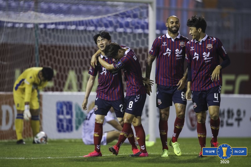 선제골이 터지자 기뻐하는 수원FC 선수단. /사진=대한축구협회 제공