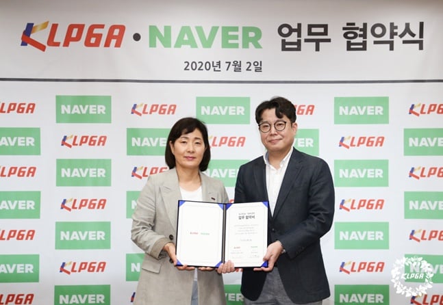 KLPGA-네이버 업무 협약식에 참석한 KLPGA 김순희(왼쪽) 전무이사와 네이버 김태규 스포츠리더. /사진=KLPGA