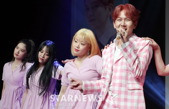 '미스터트롯' 출신 가수 김수찬이 3일 오후 서울 강남구 청담동 일지아트홀에서 열린 첫 번째 미니앨범 '엉덩이' 발매기념 쇼케이스에서 멋진 무대를 선보이고 있다. / 사진=김창현 기자 chmt@