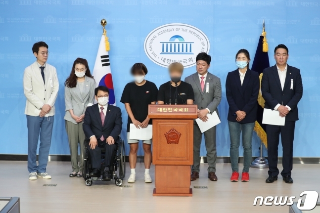 최숙현 선수의 동료들이 기자회견을 하고 있다. /사진=뉴스1