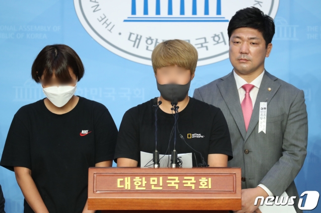 고 최숙현 선수의 동료들이 국회에서 기자회견을 하고 있다. /사진=뉴스1