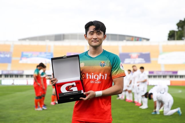 조재완이 기념촬영을 하고 있다. /사진=한국프로축구연맹 제공